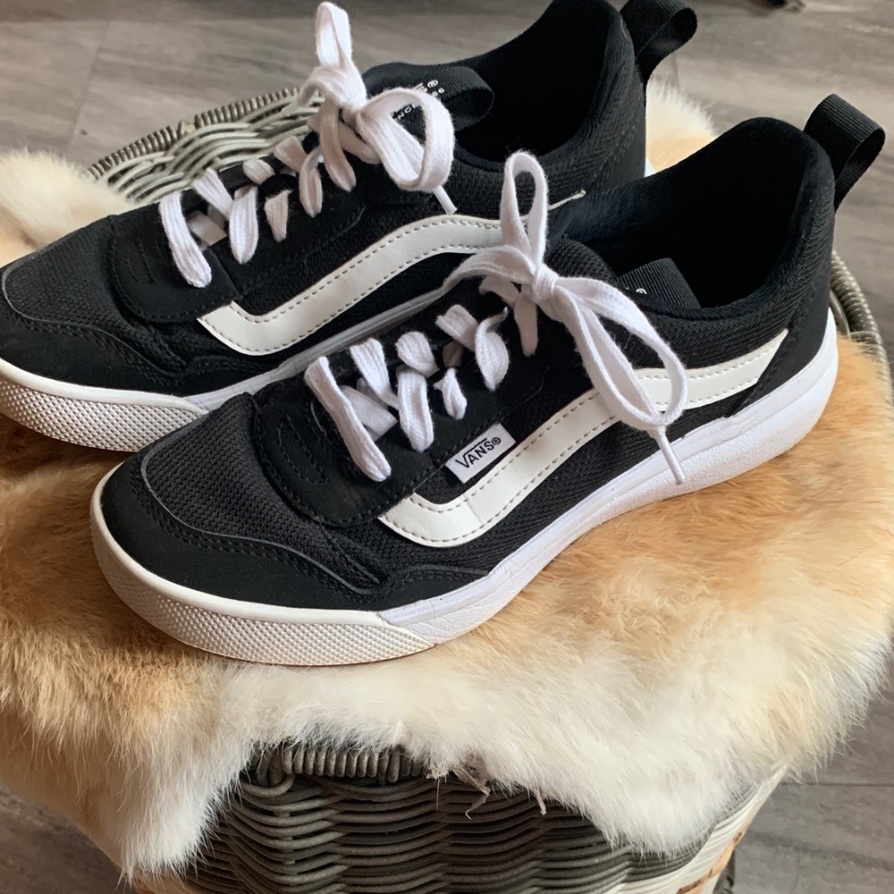 Vans Range EXP Sneakers Black & White